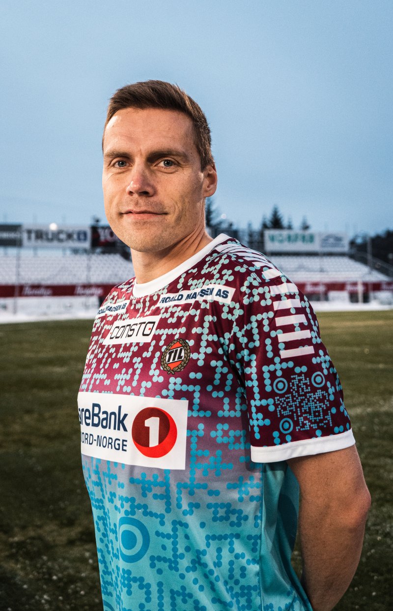 Ruben Yttergård Jenssen with our QR-shirt. The QR-code takes you to a&nbsp;page that will give you more and more information on what’s going on, on the ground in Qatar.