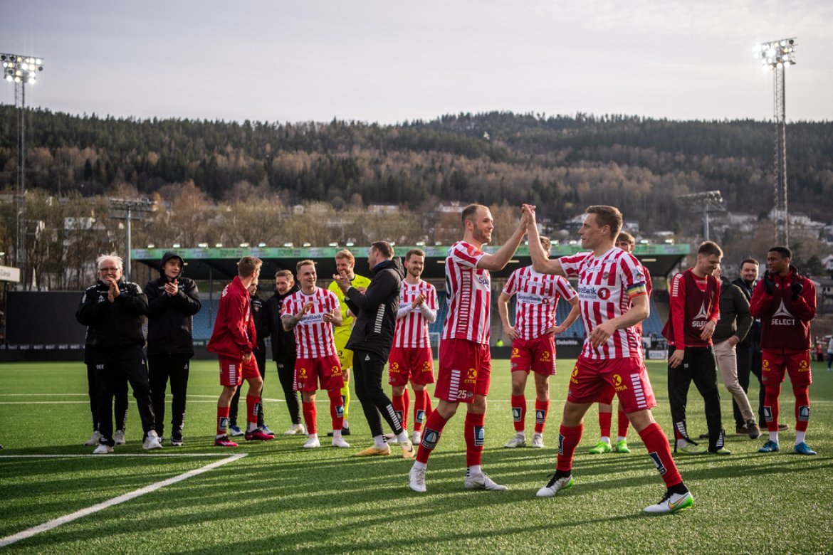 Tromsøs Lasse Nilsen (t.v) og Ruben Yttergård Jenssen jubler etter eliteseriekampen i fotball mellom Strømsgodset og Tromsø på Marienlyst stadion.30/04-2023. Foto: Annika Byrde / NTB