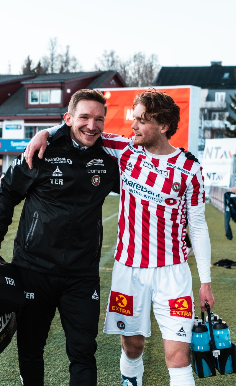 Tom Erik Richarsen og Oskar Opsahl i hyggelig passiar etter kamp. Foto: William Frantzen