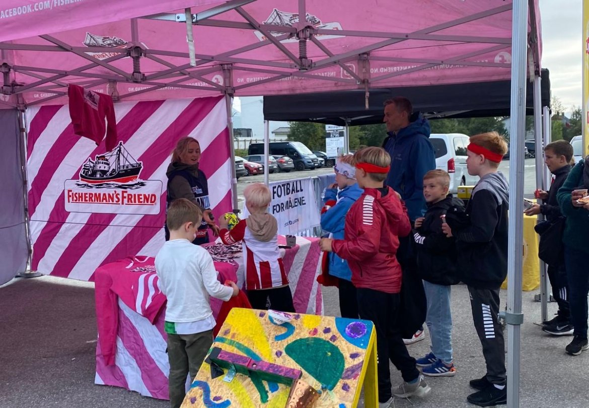 Smaksprøver fra Fisherman´s friend til alle som kastet ball.