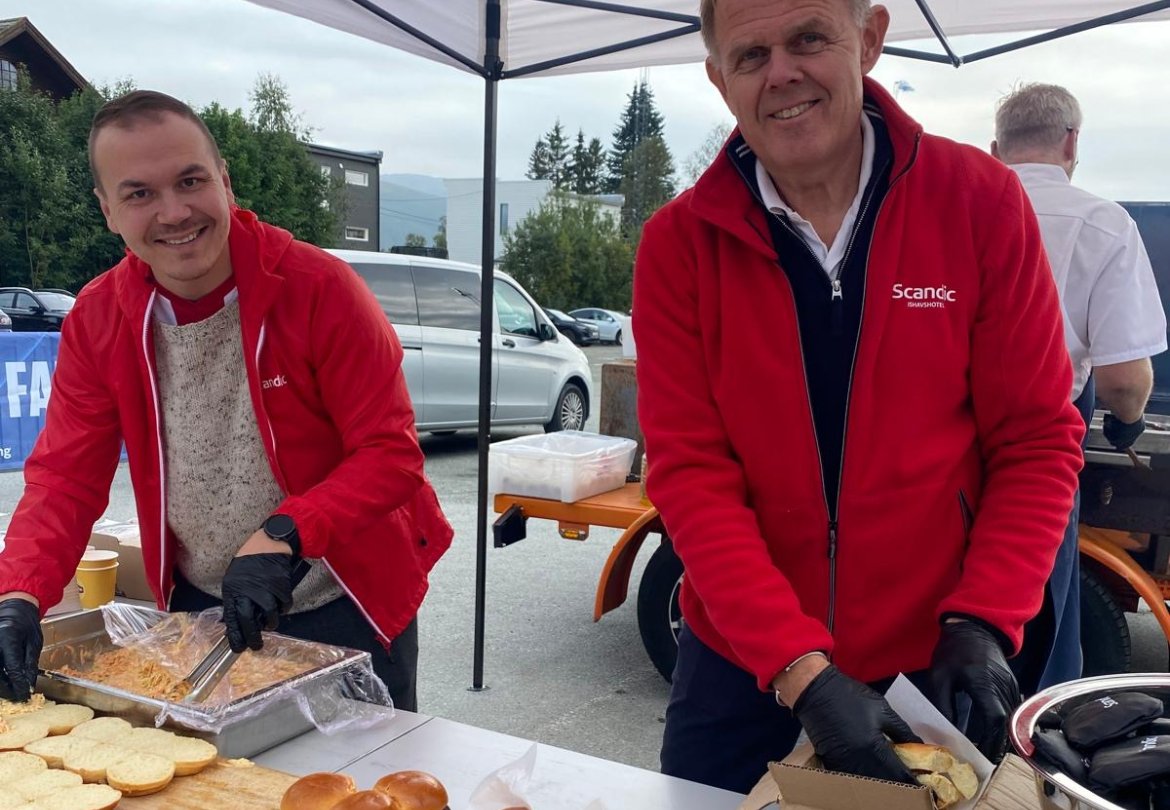 Hotelldirektør Poul-Henrik (t.h) på Scandic Ishavshotel, hadde med seg ledergruppa og kokken for å grille burger til alle gjestene. En svært populær stand. 