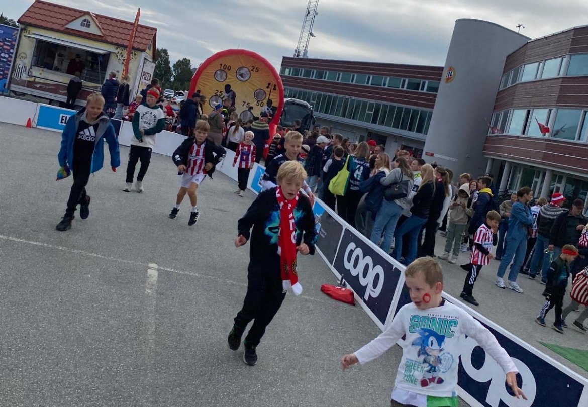Fotball i ballbingen var populært.