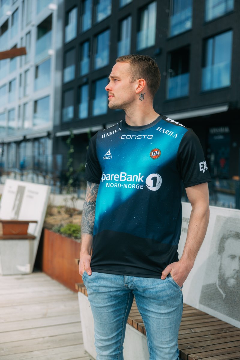 Drakten passer både på, og utenfor banen. Foto: Kristoffer Lorentzen