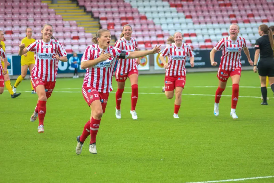 Kaptein Mali Trøan sammen med resten av laget i jubelbrøl etter scoring på straffe. Foto: Steffen Todal Lykset/iTromsø