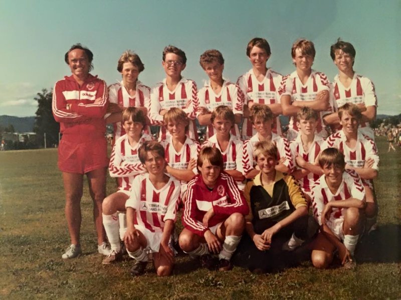 Sverre Lennart Isaksen (til venstre som trener) sammen med småguttelaget på Norway Cup i 1984. Foto: Privat