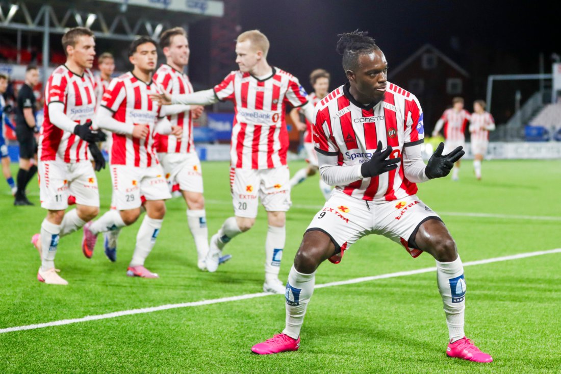 Tromsø 20251102. Tromsøs Leltsin Camoes scorer på straffe under eliteseriekampen i fotball mellom Tromsø og Sarpsborg 08 på Romssa Arena.Foto: Rune Stoltz Bertinussen / NTB