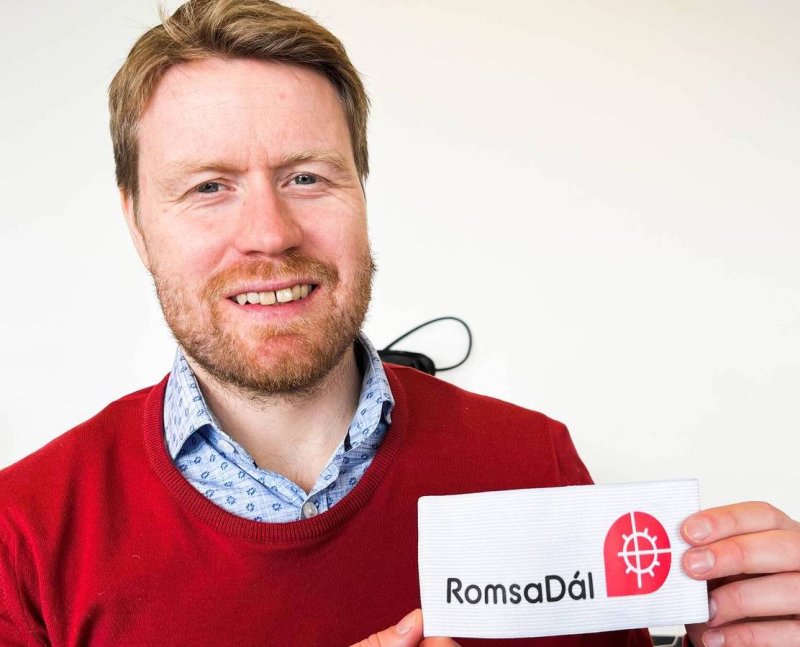 TIL lanserer sammen med RomsaDál et samisk kapteinsbind for å bekjempe samehets. Om alt går etter planen kan det nye kapteinsbindet være klart i 2023, sier Tom Høgli i Tromsø idrettslag. FOTO: EVA ERSFJORD / NRK