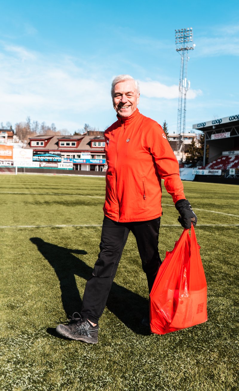 Alltid et smil på lur fra Thor Roar. Her bidrar han med å klargjøre stadion før en Eliteseriekamp.