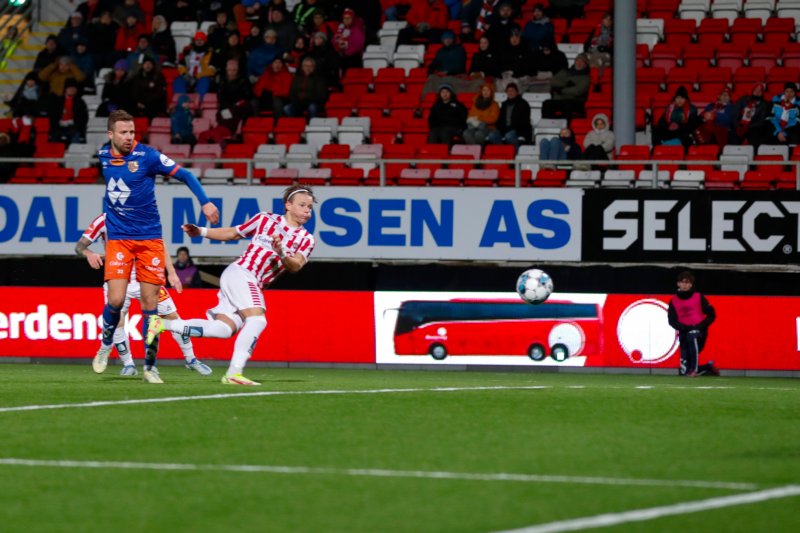 August Mikkelsen scorer mot Aalesund på Alfheim stadion med LED-eksponering i bakgrunn.