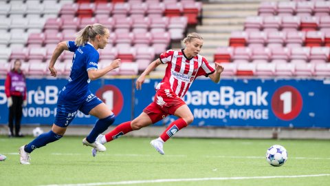 Se jentene våre i aksjon, kom på kamp